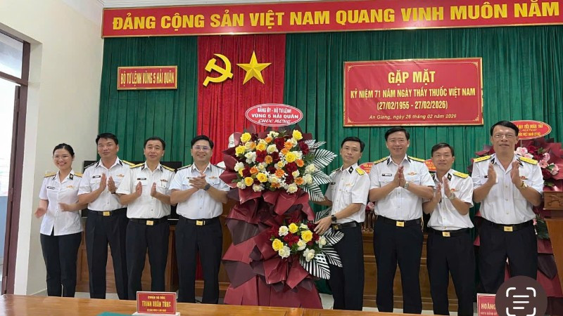 Chuẩn Đô đốc Trịnh Xuân Tùng, Tư lệnh Vùng 5 Hải quân tổ chức gặp mặt kỷ niệm 71 năm Ngày Thầy thuốc Việt Nam. (Ảnh: Công Lịch)