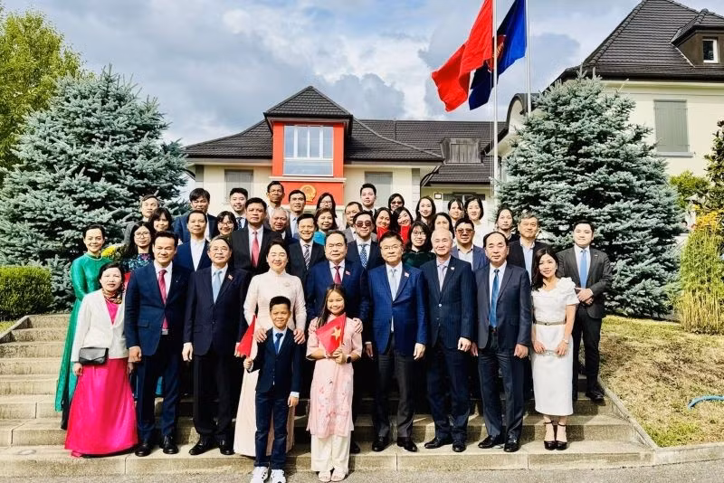 Chủ tịch Quốc hội Trần Thanh Mẫn, Phu nhân và Đoàn đại biểu cấp cao Việt Nam chụp ảnh cùng cán bộ, nhân viên các cơ quan đại diện Việt Nam và cộng đồng người Việt Nam tại Thụy Sĩ.