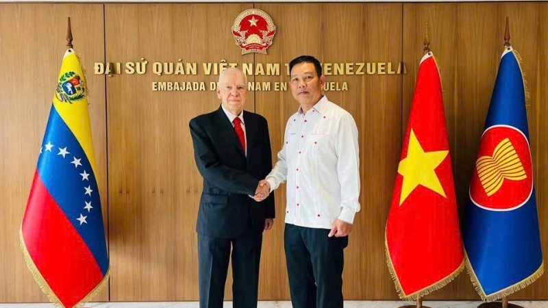 Tiến sĩ Carolus Wimmer, Chủ tịch Nhà Hữu nghị Venezuela-Việt Nam và Đại sứ Việt Nam tại Venezuela Vũ Trung Mỹ.