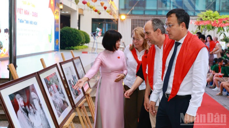 Hiệu trưởng Trường tiểu học Việt Nam-Cuba Trần Thị Tố Trinh giới thiệu với Đại sứ Cuba tại Việt Nam Rogelio Polanco Fuentes và các đại biểu về các tác phẩm tranh ảnh trưng bày tại Triển lãm.
