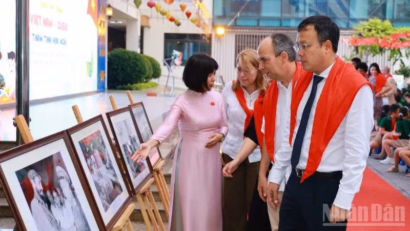 Hiệu trưởng Trường tiểu học Việt Nam-Cuba Trần Thị Tố Trinh giới thiệu với Đại sứ Cuba tại Việt Nam Rogelio Polanco Fuentes và các đại biểu về các tác phẩm tranh ảnh trưng bày tại Triển lãm.