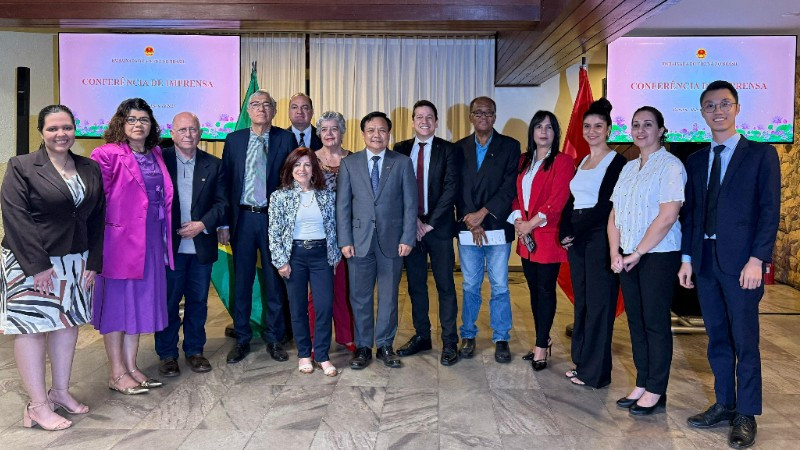 Đại sứ Bùi Văn Nghị chụp ảnh cùng đại diện cơ quan thông tấn báo chí Brazil tham gia họp báo. (Ảnh: Đại sứ quán Việt Nam tại Brazil)