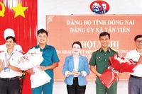 Lãnh đạo xã Tân Tiến (tỉnh Đồng Nai) tặng hoa chúc mừng các đồng chí sĩ quan về nhận nhiệm vụ tại Ban Chỉ huy quân sự xã.