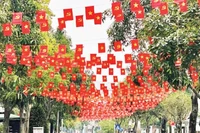 1. Những ngày này, trên khắp các nẻo đường từ thành thị đến vùng cao, biên giới đều rực rỡ cờ hoa.