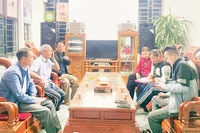 Tổ công nghệ số cộng đồng hướng dẫn người dân tại nhà.