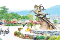 Quần thể di tích đền Sóc, tượng đài Thánh Gióng là một trong những địa chỉ thu hút khách du lịch trong dịp lễ hội đầu năm.