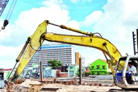 Thi công gói thầu Xây lắp 03 trên địa bàn phường An Nhơn, dự án cải tạo rạch Xuyên Tâm. (Ảnh QUÝ HIỀN)