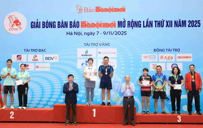 Організатори нагородили призами учасників змагань у змішаному парному розряді. z7205925162139-a98b3fd0004a9f84af89ddc7b03e524c.jpg