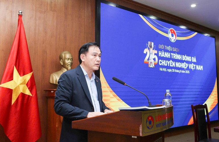 Phó Chủ tịch VFF Trần Anh Tú phát biểu tại lễ giới thiệu sách. 26-8-2.jpg