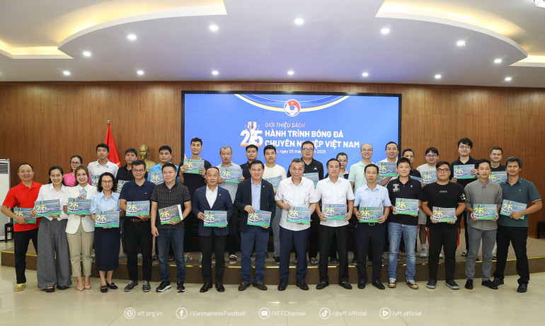 Lãnh đạo VFF và đông đảo phóng viên báo chí tại lễ giới thiệu sách. 26-8-1.jpg