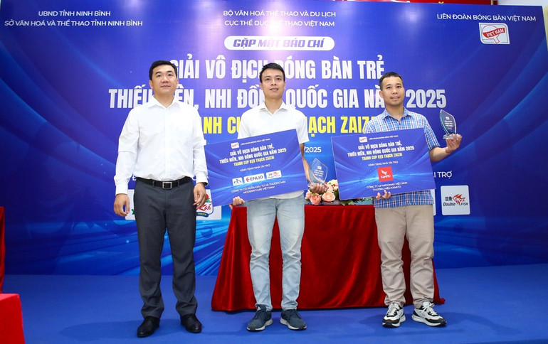 Giải đấu năm nay có nhiều nhà tài trợ. 26-6-3.jpg