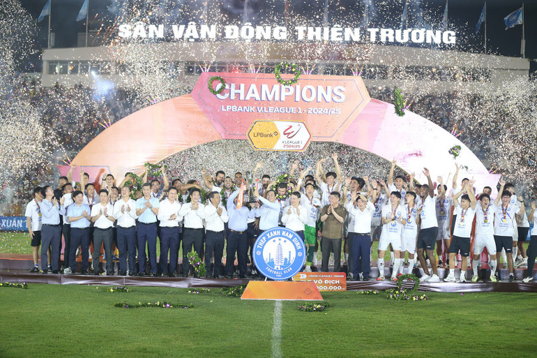 Đội Thép Xanh Nam Định V.League mùa bóng 2024/25. 5-8-1.jpg