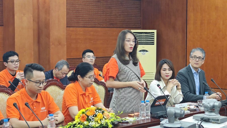 ທ່ານຜູ້ອຳນວຍການໃຫຍ່ຫວຽດນາມ ຫງວຽນຮ່ຽນເຟືອງ ກ່າວຄຳເຫັນທີ່ພິທີ. z7288726881092-8f1570a6fa77b3b95a09edb9f98a4848-5894-5872.jpg