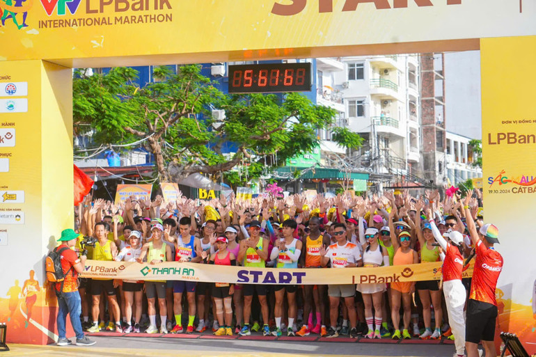 Xuất phát cự ly 21km tại Cát Bà năm 2024. 23-6-2.jpg