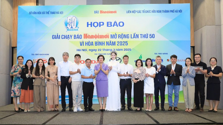 នារសៀលថ្ងៃទី ២២ កញ្ញា នៅទីក្រុងហាណូយ អ្នករៀបចំសន្និសីទសារព័ត៌មាន។ z7038260854696-523f58f3c5148746beb54fcce84861a1-944.jpg