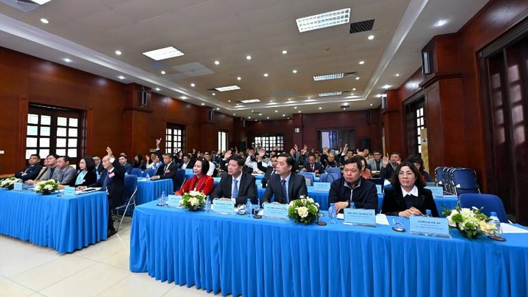 ប្រតិភូដែលចូលរួមសន្និសីទ។ fin-1856-3201.jpg