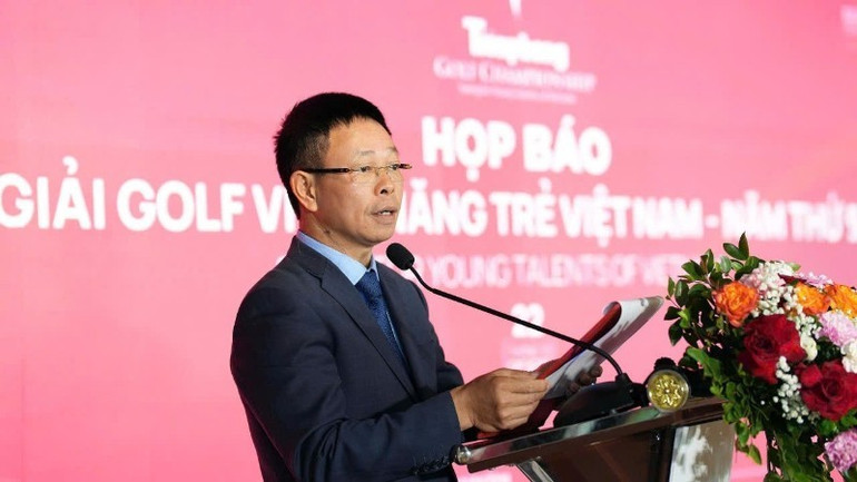 Journalist Phung Cong Suong spreekt tijdens de persconferentie. 22-10-pcs-4334-7844.jpg