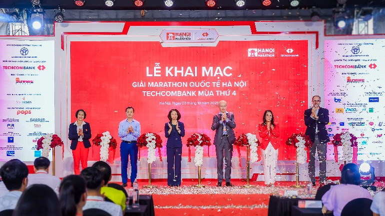 ពិធីបើកការរត់ម៉ារ៉ាតុងអន្តរជាតិ Techcombank Hanoi លើកទី៤ បានប្រព្រឹត្តទៅនាព្រឹកថ្ងៃទី៣ ខែតុលា។ 2-10-hinh-anh-hop-bao-va-khai-mac-4-5355.jpg