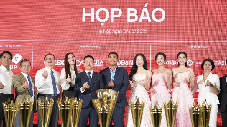 Các nhà tài trợ và hoa hậu đồng hành cùng Giải đấu. z6872612452263-fabc930ac17b515b2e3ea30ff8d23869-4032.jpg