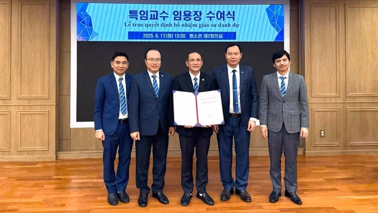 Giáo sư, Tiến sĩ Nguyễn Trung Việt, Hiệu trưởng Trường đại học Thủy lợi cùng đoàn công tác tại Đại học Keimyung, Hàn Quốc.