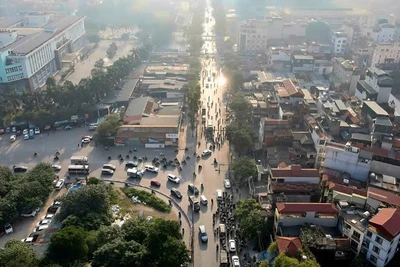 Sau khi cấm các phương tiện có tải trọng lớn hơn 10T vào giờ cao điểm đã giảm thiểu ùn tắc giao thông tại các nút giao cầu Tó, nút Phúc La-Văn Phú-đường 70. (Ảnh: TRUNG NGUYỄN)