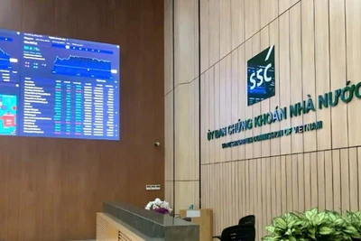 Ủy ban Chứng khoán Nhà nước khuyến cáo nhà đầu tư chỉ nên tiếp cận thông tin từ các kênh chính thống, kiểm tra kỹ trước khi giao dịch để tránh các rủi ro phát sinh từ hành vi giả mạo.