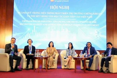 Các đại biểu tham gia trao đổi tại hội nghị.