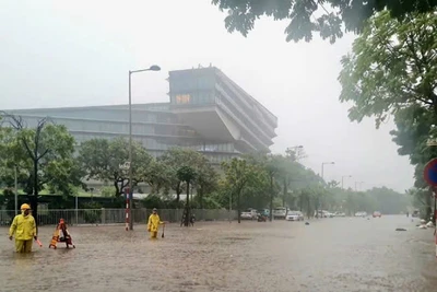 Nhiều tuyến đường ở Hà Nội ngập sâu.