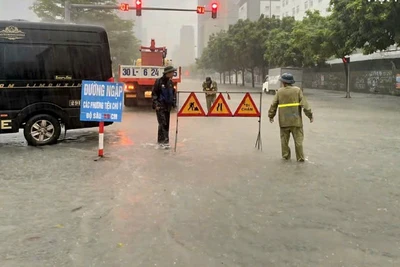Nhiều điểm, đoạn đường bị ngập đã được Ban Duy tu các công trình hạ tầng giao thông và Công ty trách nhiệm hữu hạn Một thành viên Thoát nước Hà Nội bố trí người hướng dẫn, xử lý ngập.