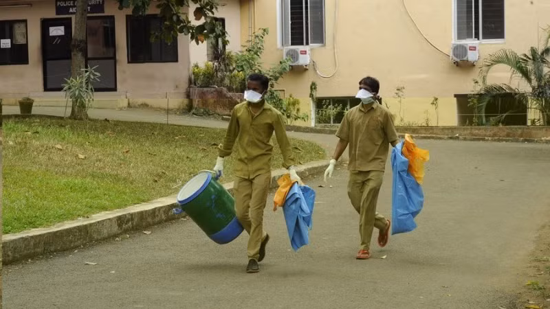Các nhân viên y tế tại khu cách ly của Bệnh viện Đại học Y khoa Ernakulam ở Kochi, Ấn Độ, ngày 4/6/2019. (Ảnh minh họa: Xinhua)