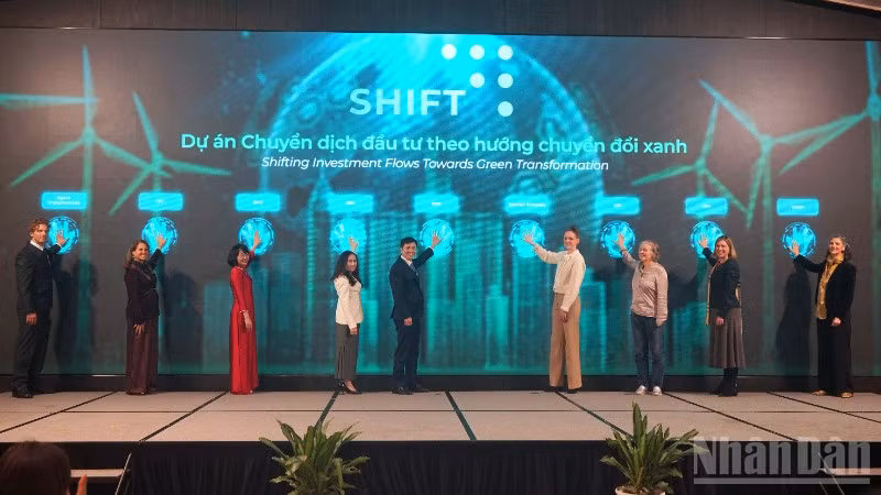 Các đại biểu thực hiện nghi thức khởi động Dự án SHIFT. (Ảnh: TRUNG HƯNG)