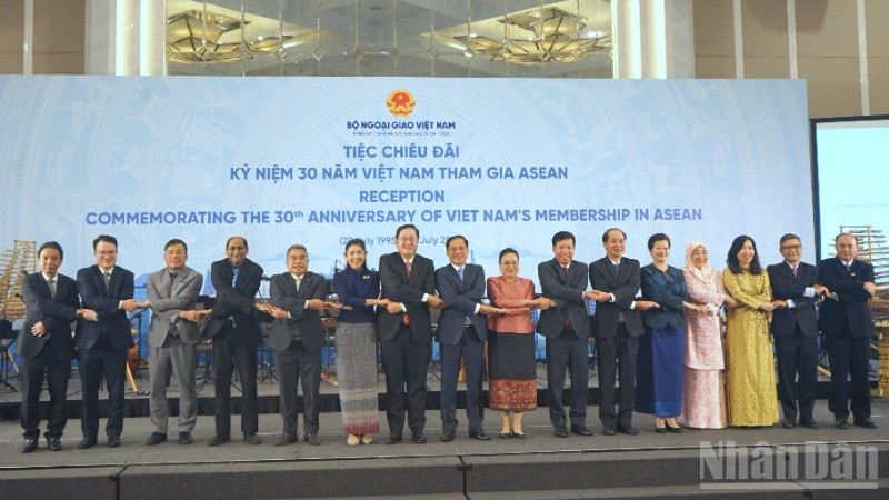 Phó Thủ tướng, Bộ trưởng Ngoại giao Bùi Thanh Sơn cùng các đại biểu tại tiệc chiêu đãi. (Ảnh: TRUNG HƯNG)