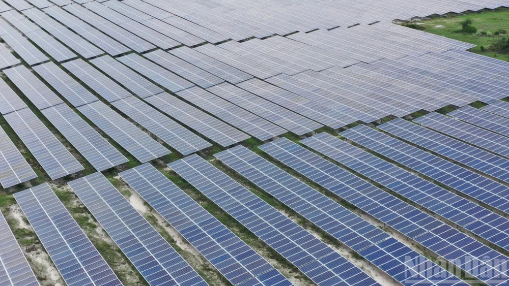 Các tấm pin mặt trời tại trang trại điện mặt trời Phong Phú (Solarcom), Lâm Đồng. (Ảnh: VĂN DUY)