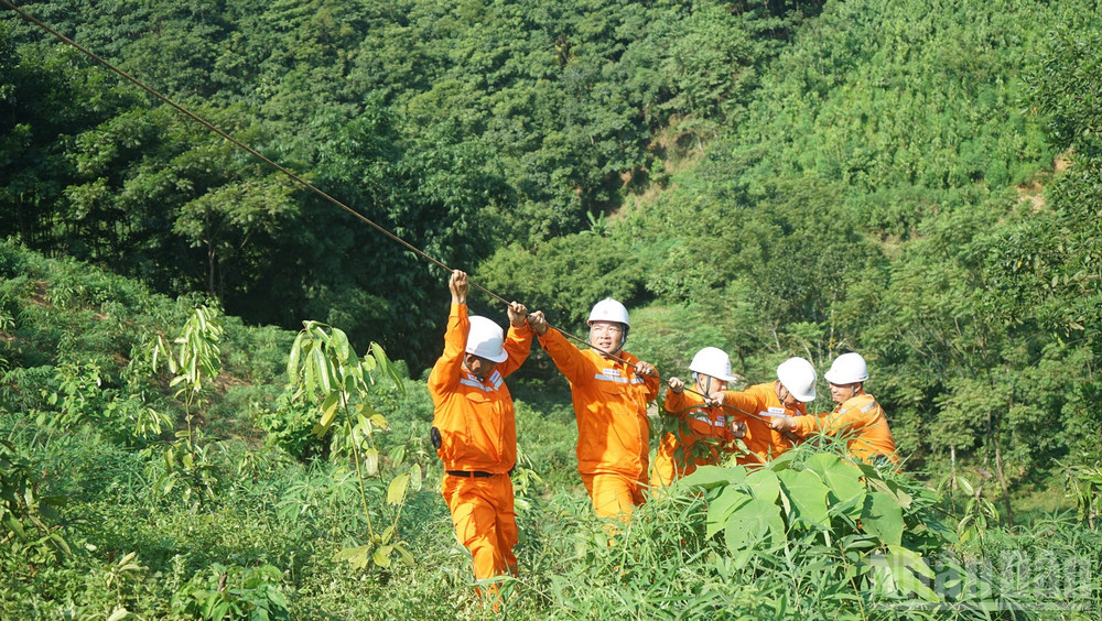 Tại nhiều vị trí hiểm trở, công nhân phải căng dây trong điều kiện gió mạnh và mưa rải rác. Việc thi công yêu cầu bảo đảm tuyệt đối an toàn, đồng thời vẫn giữ vững tiến độ. (Ảnh: TRUNG HƯNG) ndo_br_dsc02365.jpg