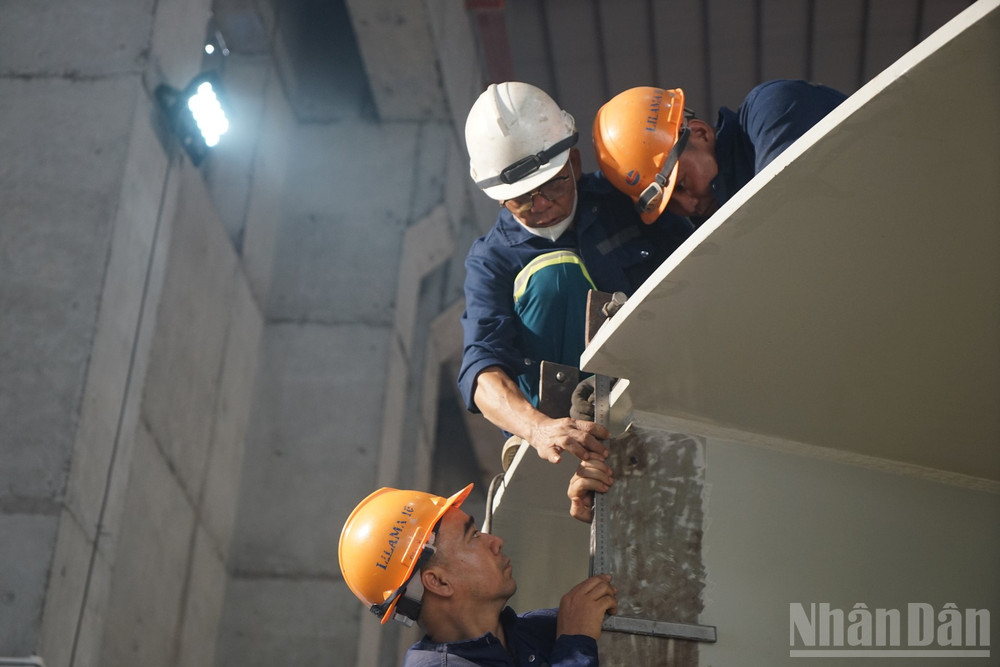 Các lực lượng thể hiện tinh thần quyết tâm cao độ để đưa dự án về đích đúng hẹn . (Ảnh: TRUNG HƯNG) ndo_br_dsc02523.jpg
