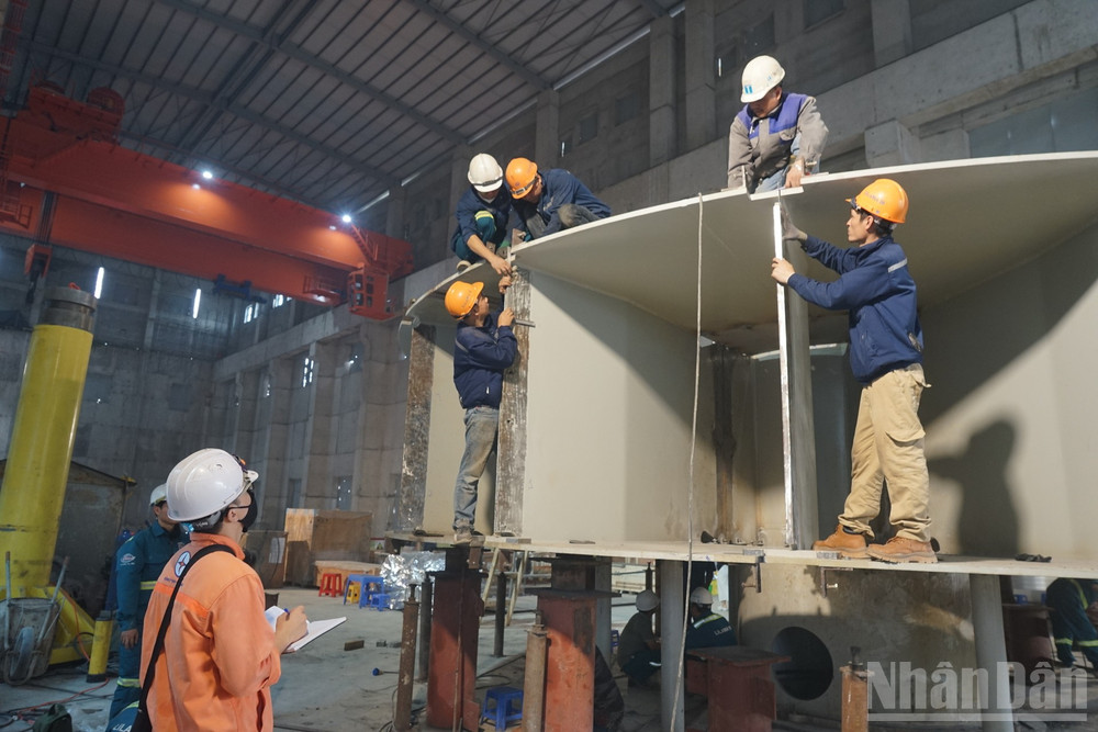 Nhiều cụm thiết bị quan trọng khác như tuốc-bin, stayring, hệ thống côn khuỷu… cũng đã được lắp đặt hoàn thiện. (Ảnh: TRUNG HƯNG) ndo_br_dsc02521.jpg