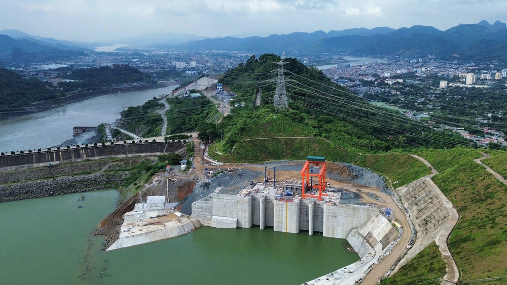 Hệ thống cửa lấy nước đã được ngập nước kỹ thuật. Sau khi nghiệm thu cuối tháng 5/2025, kênh dẫn đã được ngập nước an toàn, sẵn sàng phục vụ phát điện. (Ảnh: EVNPMB1) z6840048356579-9085d9101c393f15fdc8238ab210a115.jpg