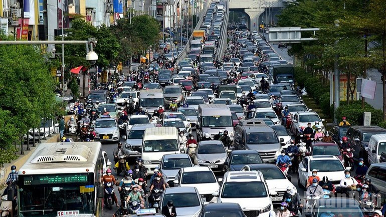 Xe cộ lưu thông trên trục đường Trường Chinh-Ngã Tư Sở (Hà Nội). (Ảnh minh họa: THÀNH ĐẠT)