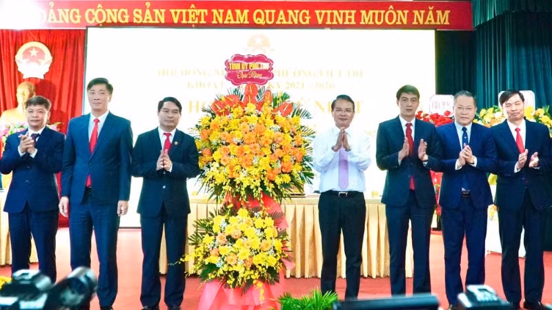 Bí thư Tỉnh ủy Phú Thọ Đặng Xuân Phong tặng hoa chúc mừng Hội đồng nhân dân phường Việt Trì. 