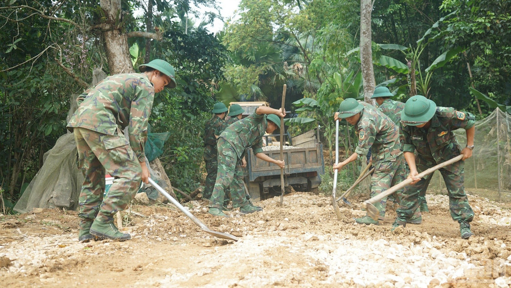 Các chiến sĩ hỗ trợ làm đường công vụ lên vị trí dựng cột 140. (Ảnh: TRUNG HƯNG) ndo_br_dsc02395-8591.jpg
