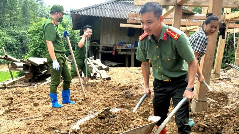 Cán bộ, chiến sĩ Công an Thái Nguyên hỗ trợ người dân địa phương xây dựng nhà mới. (Ảnh: Bộ Công an)