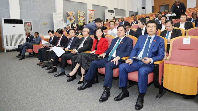 Phó Chủ tịch Quốc hội Vũ Hồng Thanh và các đại biểu tham dự Hội thảo. (Ảnh: TTXVN) anh-3-3557.jpg