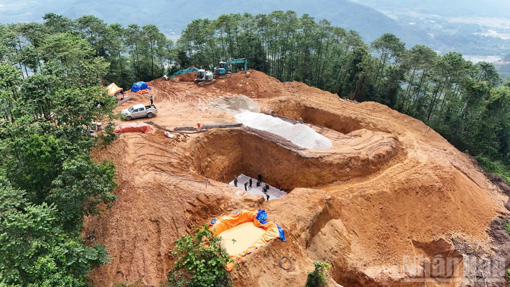 Thi công vị trí hố móng VT140. (Ảnh: TRUNG HƯNG) ndo_br_vt140-2-3048-9691.jpg