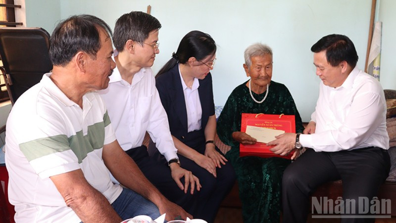 Đồng chí Nguyễn Xuân Thắng, Ủy viên Bộ Chính trị, Giám đốc Học viện Chính trị Quốc gia Hồ Chí Minh, Chủ tịch Hội đồng Lý luận Trung ương thăm hỏi, tặng quà cho Mẹ Việt Nam Anh hùng Nguyễn Thị Nuôi, ở thôn Vạn An 3, xã Tư Nghĩa.