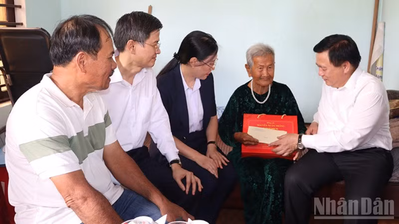 Đồng chí Nguyễn Xuân Thắng, Ủy viên Bộ Chính trị, Giám đốc Học viện Chính trị Quốc gia Hồ Chí Minh, Chủ tịch Hội đồng Lý luận Trung ương thăm hỏi, tặng quà cho Mẹ Việt Nam Anh hùng Nguyễn Thị Nuôi, ở thôn Vạn An 3, xã Tư Nghĩa.