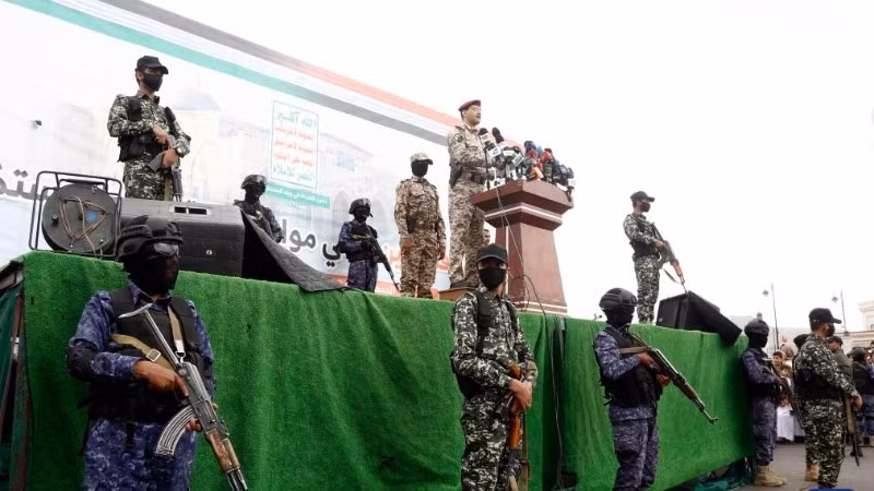 Người phát ngôn quân sự Houthi Yahya Sarea (thứ 2 từ phải sang, hàng trên) phát biểu tại Sanaa, Yemen, ngày 2/5/2025. (Ảnh: Xinhua)