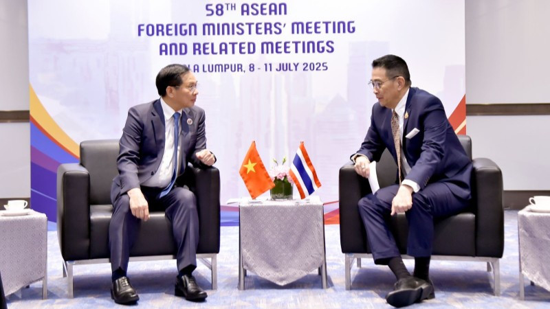 Phó Thủ tướng, Bộ trưởng Ngoại giao Bùi Thanh Sơn gặp Bộ trưởng Ngoại giao Thái Lan Maris Sangiampongsa. (Ảnh: Báo Thế giới và Việt Nam) pttg-btng-gap-btng-thai-lan-8957.jpg