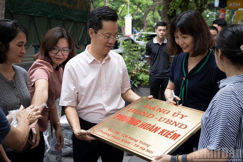 Nhiều trụ sở xã, phường trên địa bàn Hà Nội gắn biển tên mới, chuẩn bị cho thời điểm chính thức vận hành mô hình chính quyền đô thị với 126 đơn vị hành chính cấp xã từ ngày 1/7/2025. (Ảnh: SƠN TÙNG)