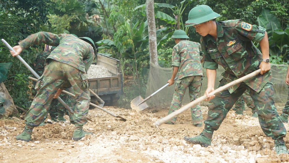 Cán bộ, chiến sĩ Quân khu 2 tham gia hỗ trợ thi công và sẵn sàng tăng cường khi dự án cần. (Ảnh: TRUNG HƯNG) ndo_br_dsc02400.jpg