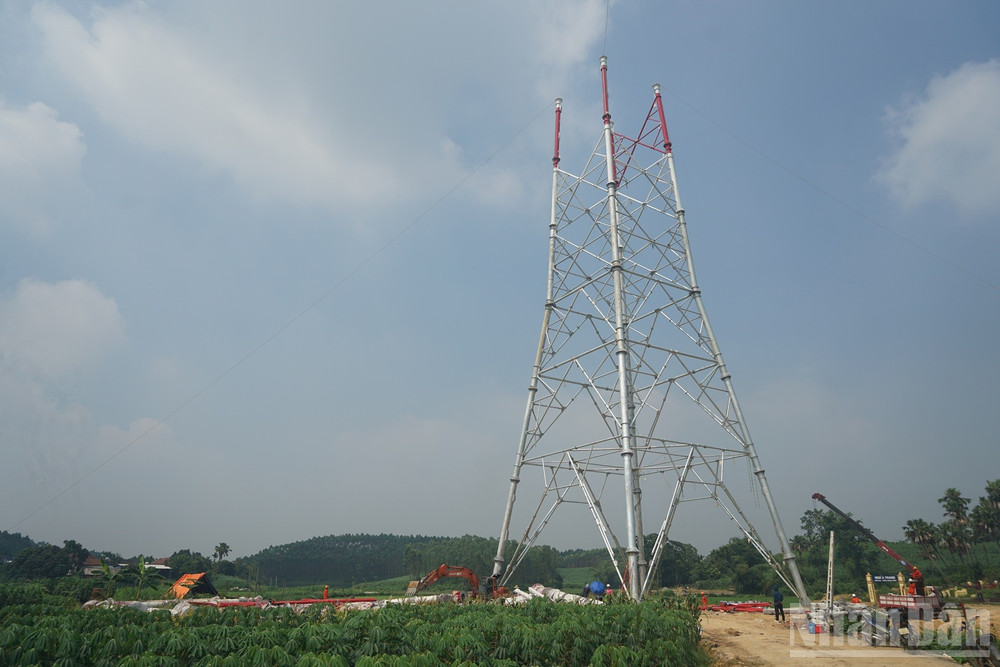 Thi công vị trí cột vượt sông Lô cao 130m tại Phù Ninh, Phú Thọ. (Ảnh: TRUNG HƯNG) ndo_br_dsc02496.jpg